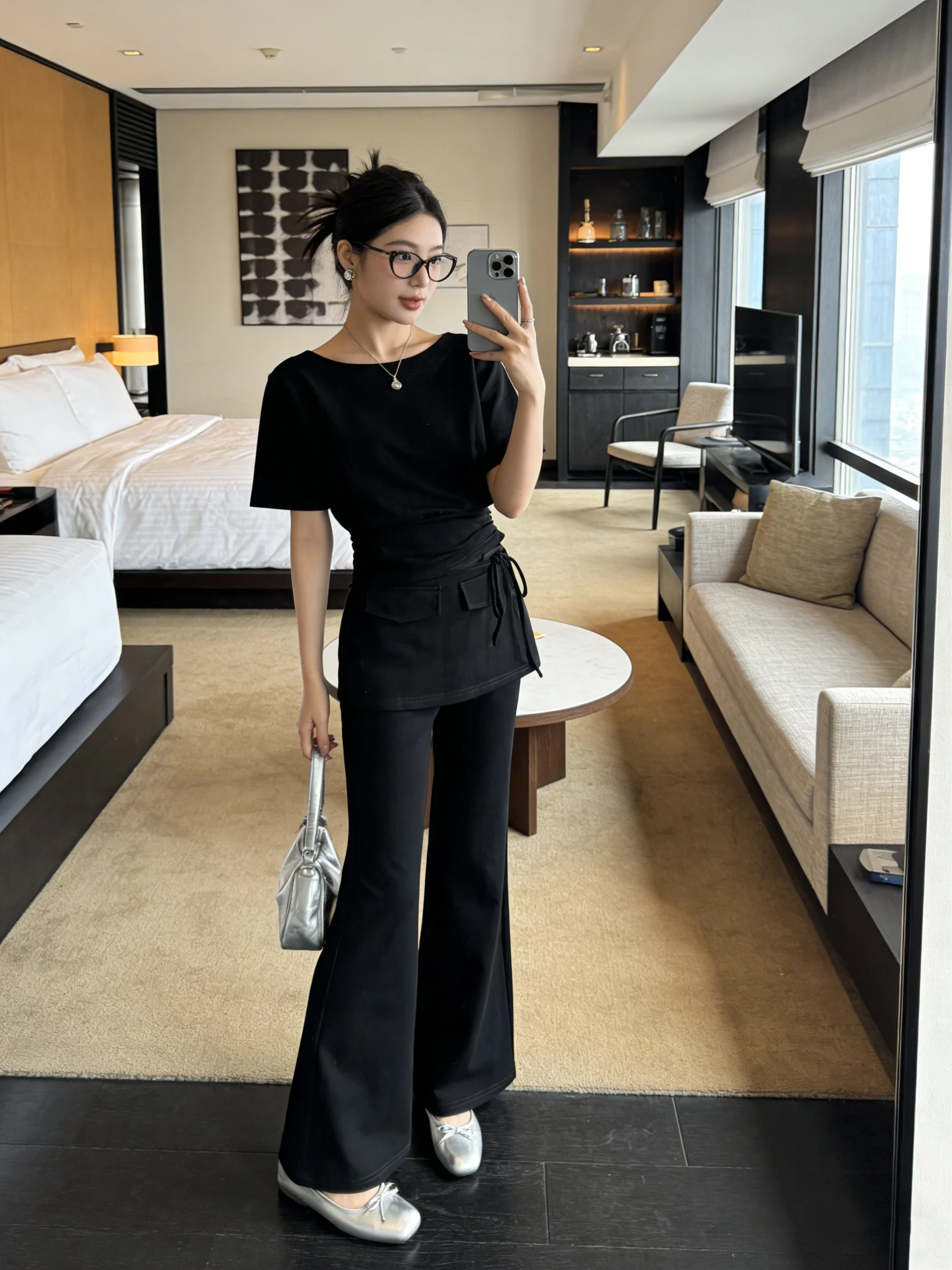 Fashionable Black T-Shirt And Micro Flare Pants Two-Piece Set Short-Sleeved Slimming Top High Waist Long Trousers Summer Outfit
Fashionable Black T-Shirt And Micro Flare Pants Two-Piece Set Short-Sleeved Slimming Top High Waist Long Trousers Summer Outfit