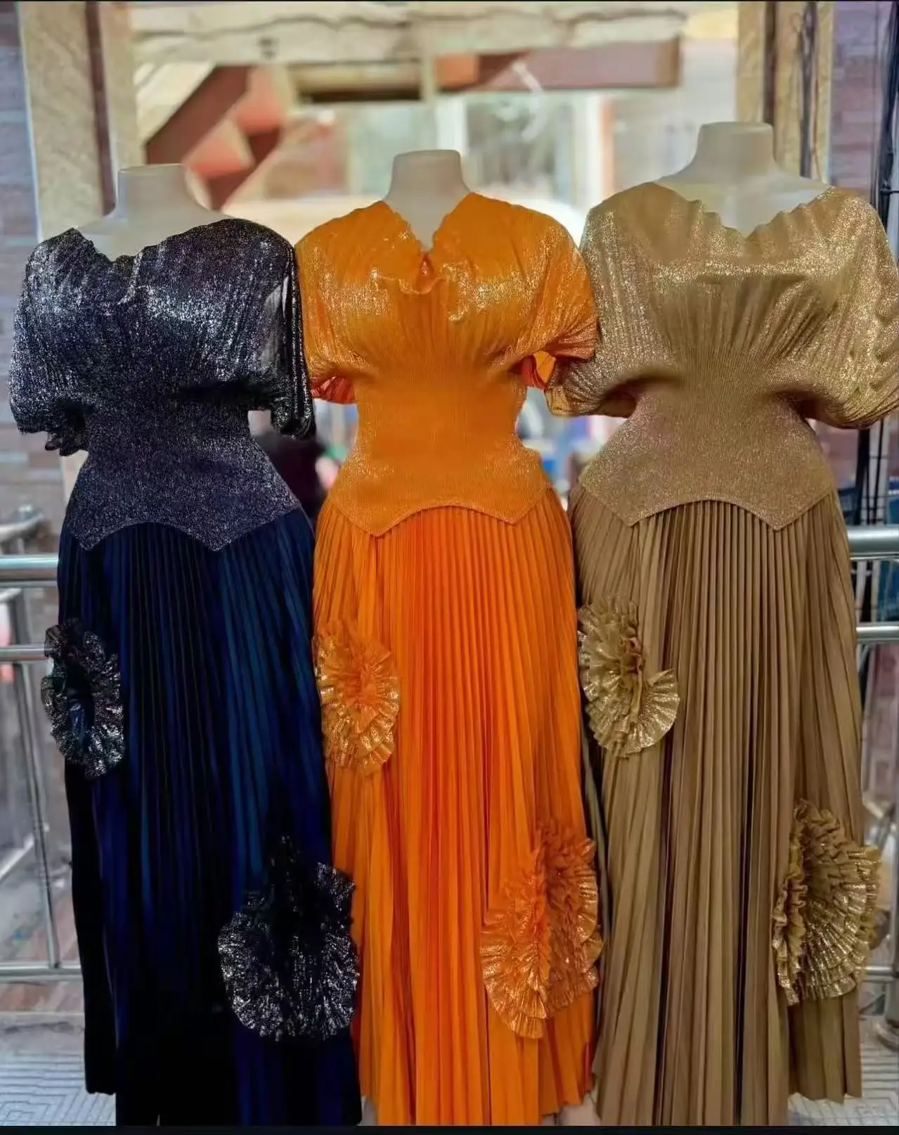 Miyake Pleats Wholesale New V-neck Solid Color Two-piece Set Bronzing Top Hand-cranked Flower Fashion Women's Skirt Set
Miyake Pleats Wholesale New V-neck Solid Color Two-piece Set Bronzing Top Hand-cranked Flower Fashion Women's Skirt Set