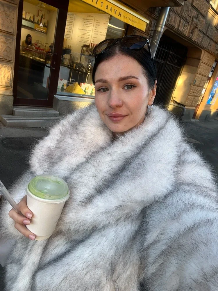 High Street Luxury Big Fur Collar Faux Fox Fur Jacket Female Overcoats Winter New Fashion Gradient Fluffy Fur Coat Women
High Street Luxury Big Fur Collar Faux Fox Fur Jacket Female Overcoats Winter New Fashion Gradient Fluffy Fur Coat Women