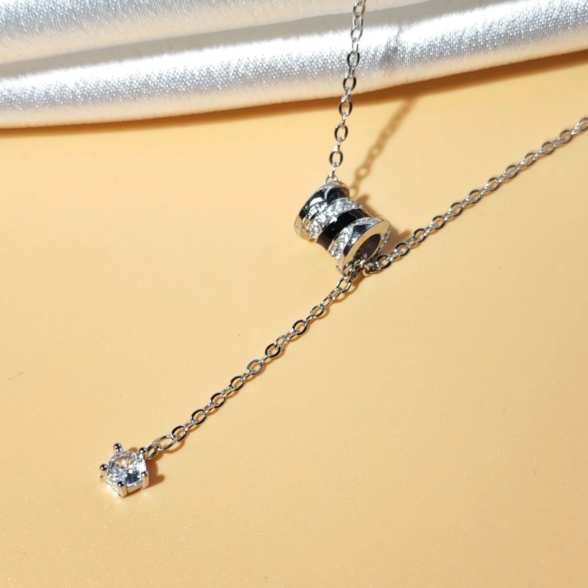 Ожерелье со сверкающими бриллиантами и бахромой на талии для женщин, универсальная и высококачественная цепочка на ключицу
Ожерелье со сверкающими бриллиантами и бахромой на талии для женщин, универсальная и высококачественная цепочка на ключицу