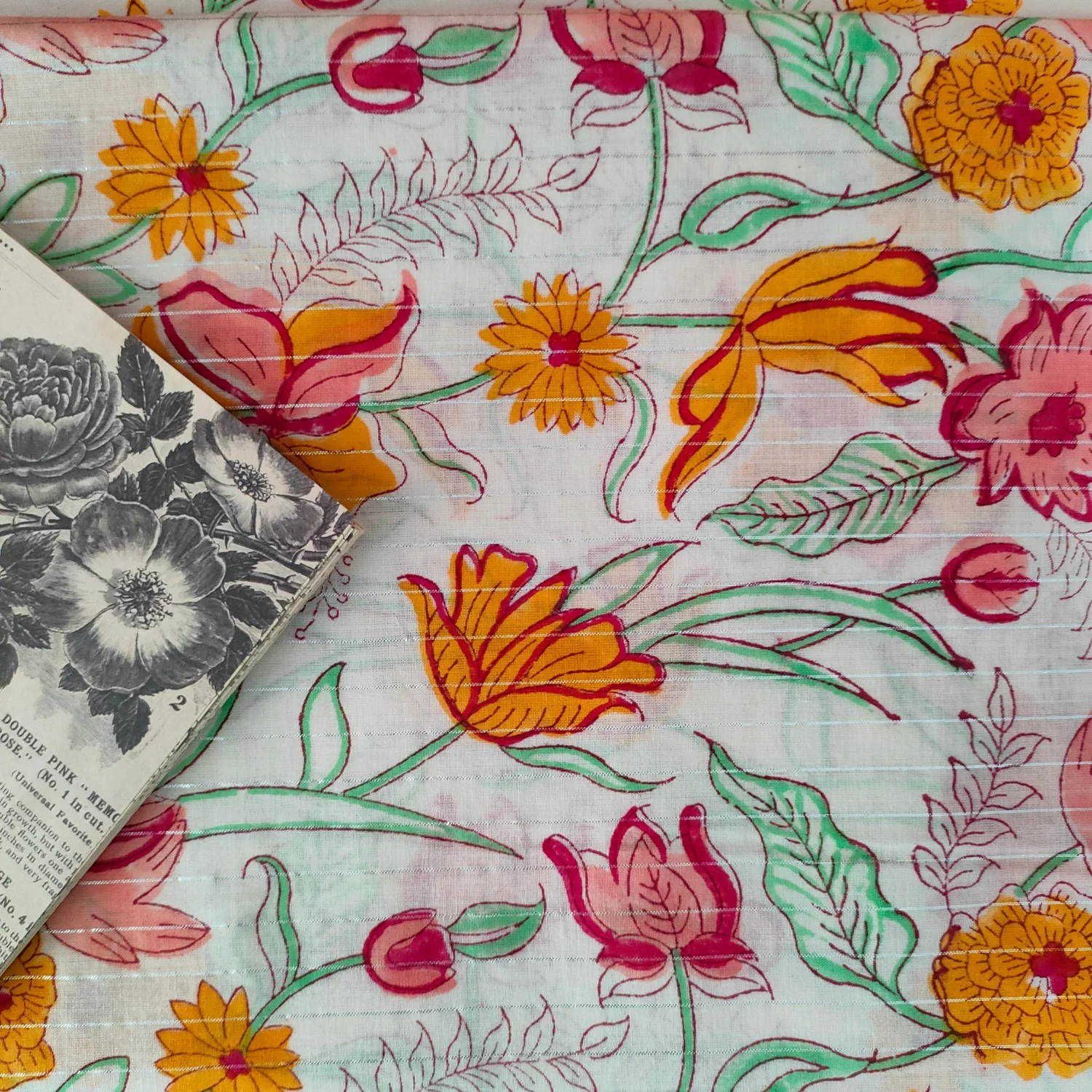 Индийский деревянный блок Печать 100% хлопок Ручной блок Печать Хлопчатобумажная ткань Светлый цветочный принт на метр
Индийский деревянный блок Печать 100% хлопок Ручной блок Печать Хлопчатобумажная ткань Светлый цветочный принт на метр