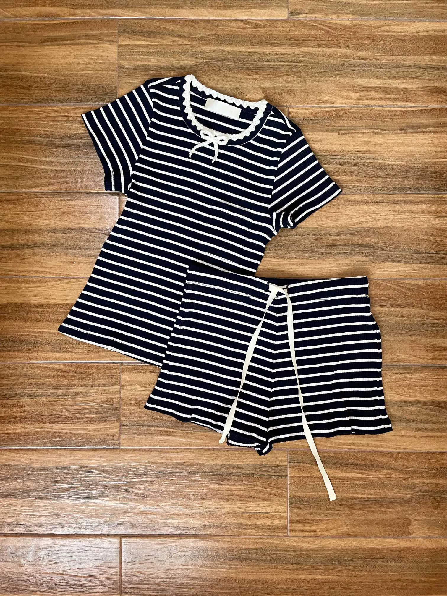 2024 Spring/Summer New Women's Wear Blue and White Striped Stretch Short-Sleeved T-shirt and Shorts Knitting Suit 0420
2024 Spring/Summer New Women's Wear Blue and White Striped Stretch Short-Sleeved T-shirt and Shorts Knitting Suit 0420
