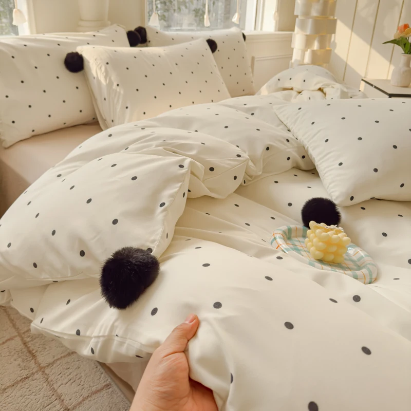 Simple Style Bedding Set Skin-friendly Bed Linen Set Girls Room Bedclothes Cute Duvet Cover Pillowcase with Bedsheet 침구세트
Simple Style Bedding Set Skin-friendly Bed Linen Set Girls Room Bedclothes Cute Duvet Cover Pillowcase with Bedsheet 침구세트