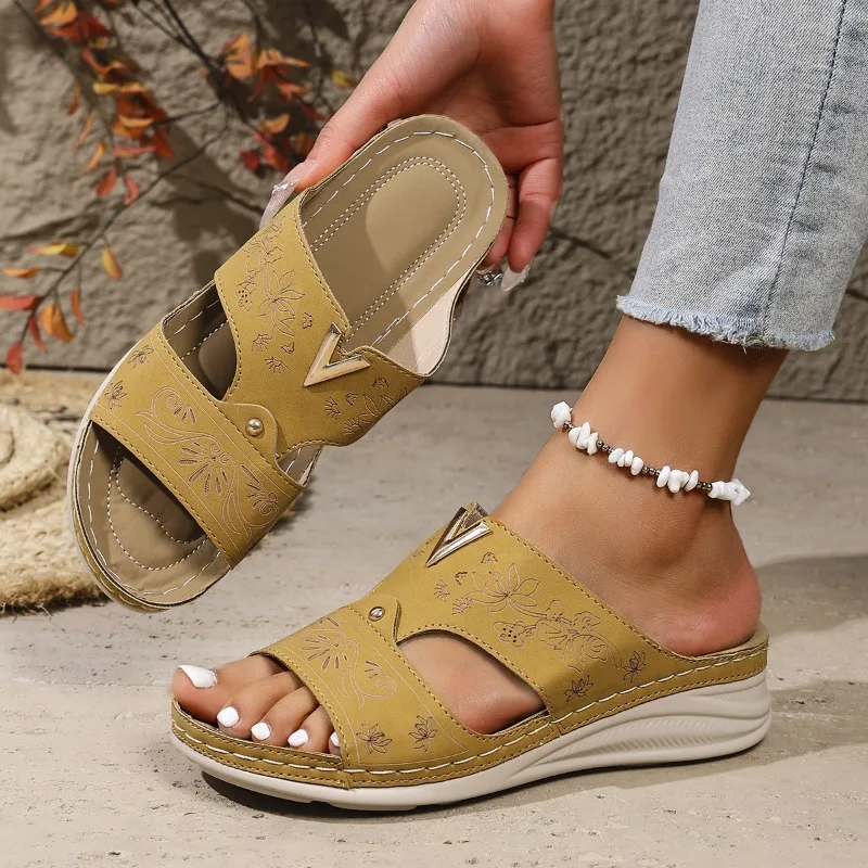 Летние легкие тапочки на танкетке, женские пляжные сандалии с металлическим декором, большие размеры 36–43, женские удобные сандалии на платформе с принтом
Летние легкие тапочки на танкетке, женские пляжные сандалии с металлическим декором, большие размеры 36–43, женские удобные сандалии на платформе с принтом