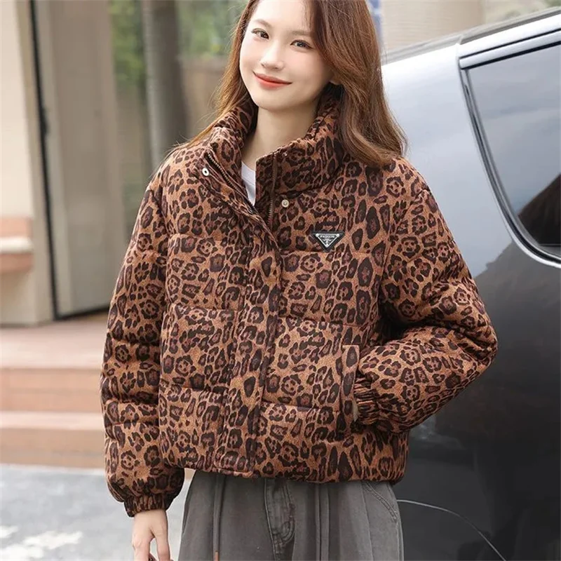 Short Leopard print Down cotton Jacket For women 2026 Winter New Korean version Loose Stand collar Thick Coat Female Casual Top
Short Leopard print Down cotton Jacket For women 2026 Winter New Korean version Loose Stand collar Thick Coat Female Casual Top