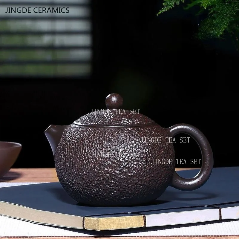 Аутентичный Исинский фиолетовый глиняный чайник ручной работы, красивый горшок Xishi, высококачественный фильтр с шариковым отверстием, заварочный чайник, китайские аксессуары для чая
Аутентичный Исинский фиолетовый глиняный чайник ручной работы, красивый горшок Xishi, высококачественный фильтр с шариковым отверстием, заварочный чайник, китайские аксессуары для чая