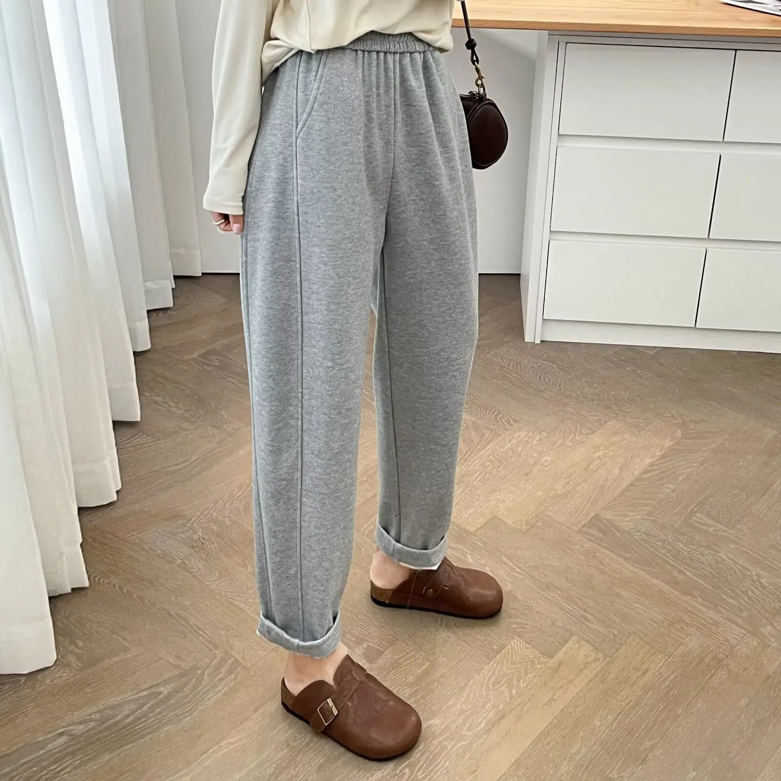 XXXXL Fashion Plus Size Women's Harem Pants New Autumn And Winter Simple Fleece And Thickened Ankle-Length Trousers 908
XXXXL Fashion Plus Size Women's Harem Pants New Autumn And Winter Simple Fleece And Thickened Ankle-Length Trousers 908