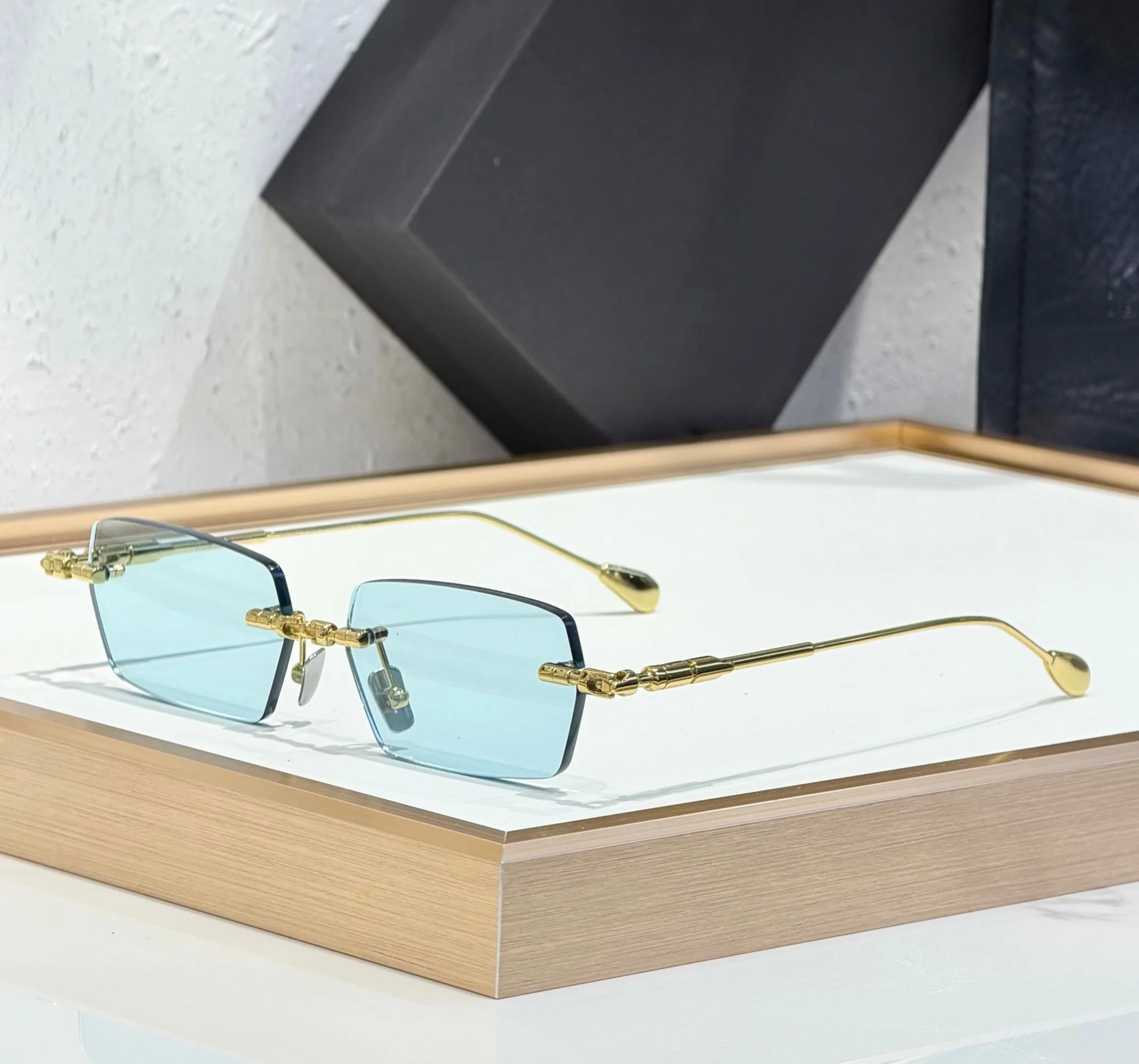 Maske H61 SIZE 55-16 Top High Quality Sunglasses for Men and Women Style UV400 Retro Fashion Special Design Sun Glasses with box
Maske H61 SIZE 55-16 Top High Quality Sunglasses for Men and Women Style UV400 Retro Fashion Special Design Sun Glasses with box