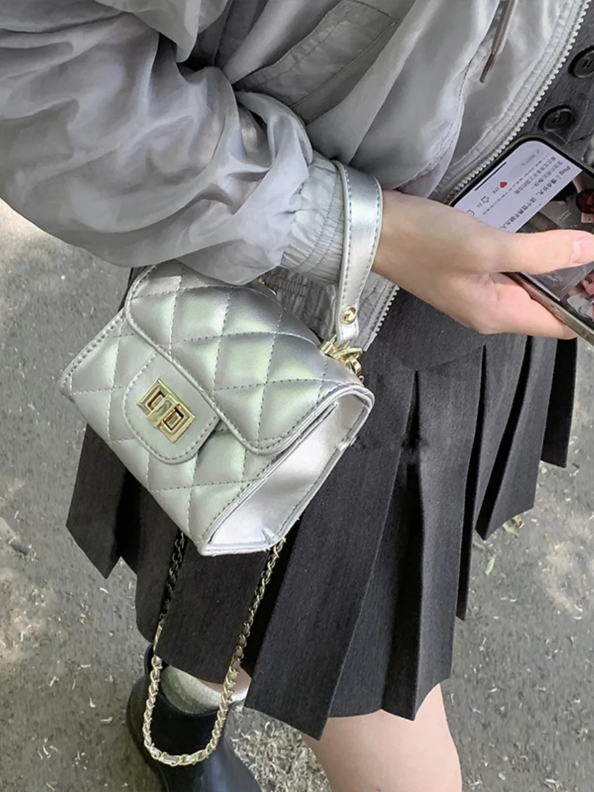 Модная серебряная сумка с ромбовидной цепочкой, женская сумка через плечо, универсальная маленькая квадратная сумка, сумка из искусственной кожи для повседневного использования
Модная серебряная сумка с ромбовидной цепочкой, женская сумка через плечо, универсальная маленькая квадратная сумка, сумка из искусственной кожи для повседневного использования