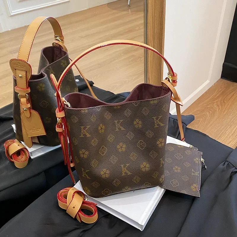 2025 Модный! Женская сумка-ведро в стиле ретро — текстура премиум-класса с принтом букв | Легкая роскошная просторная сумка через плечо
2025 Модный! Женская сумка-ведро в стиле ретро — текстура премиум-класса с принтом букв | Легкая роскошная просторная сумка через плечо