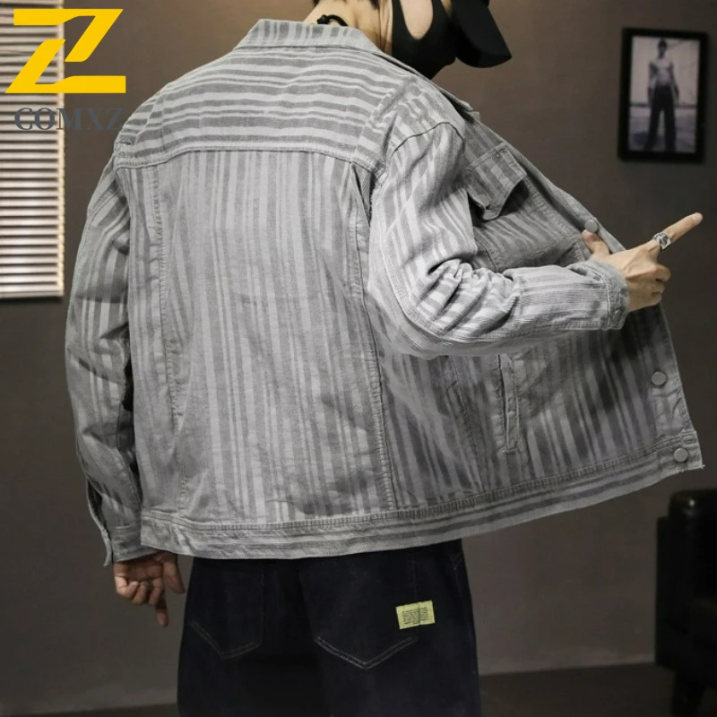 COMXZ 2025 Осенняя мужская куртка, дизайнерская классическая джинсовая куртка в полоску с лацканами, повседневная мужская британская уличная работа, ветрозащитное пальто
COMXZ 2025 Осенняя мужская куртка, дизайнерская классическая джинсовая куртка в полоску с лацканами, повседневная мужская британская уличная работа, ветрозащитное пальто