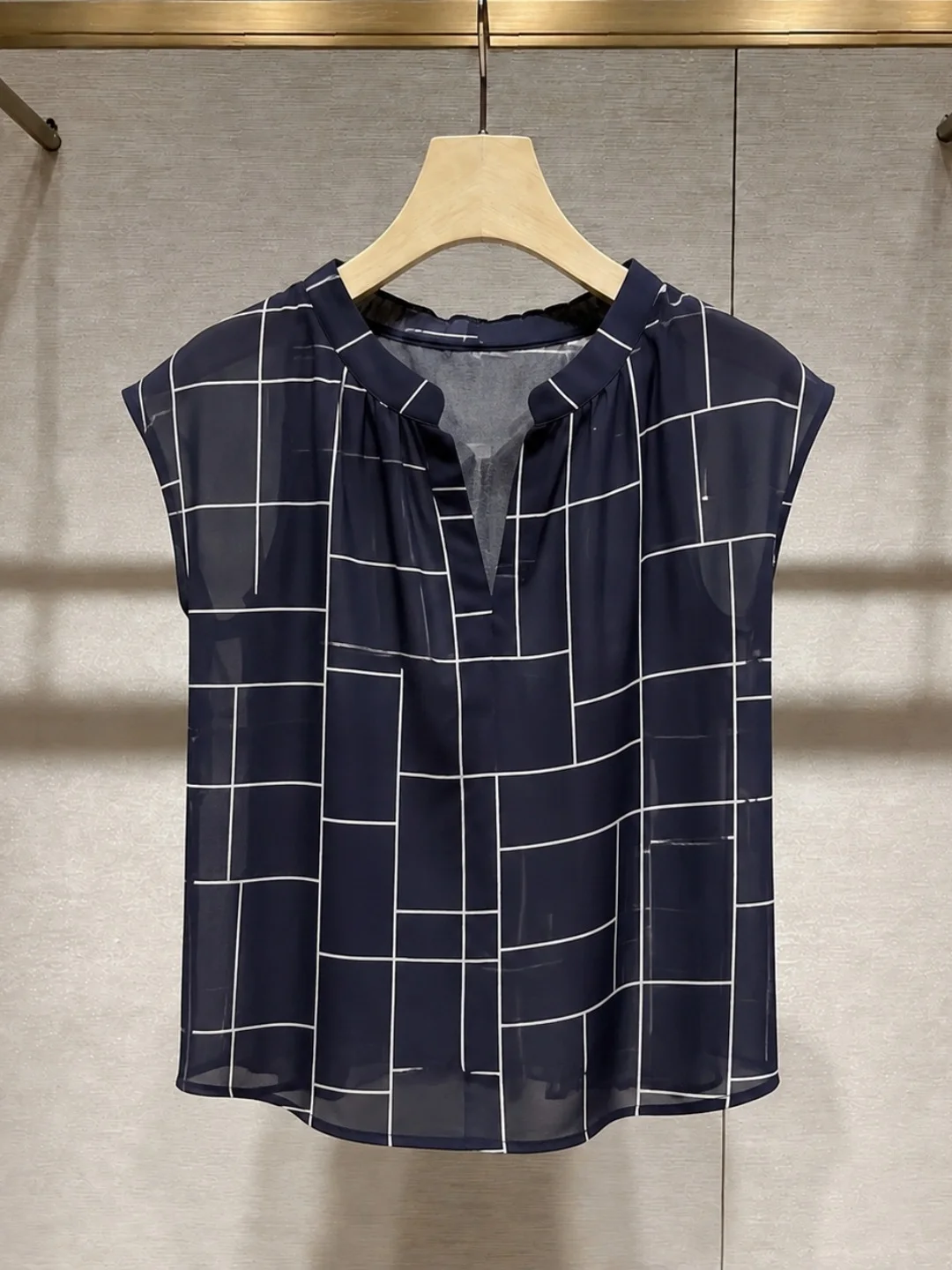 Design Sensation Plaid Off-Shoulder Shirt Lightweight Simple Style Women's Summer 2026 V-Neck Versatile Basic Silk Top
Design Sensation Plaid Off-Shoulder Shirt Lightweight Simple Style Women's Summer 2026 V-Neck Versatile Basic Silk Top