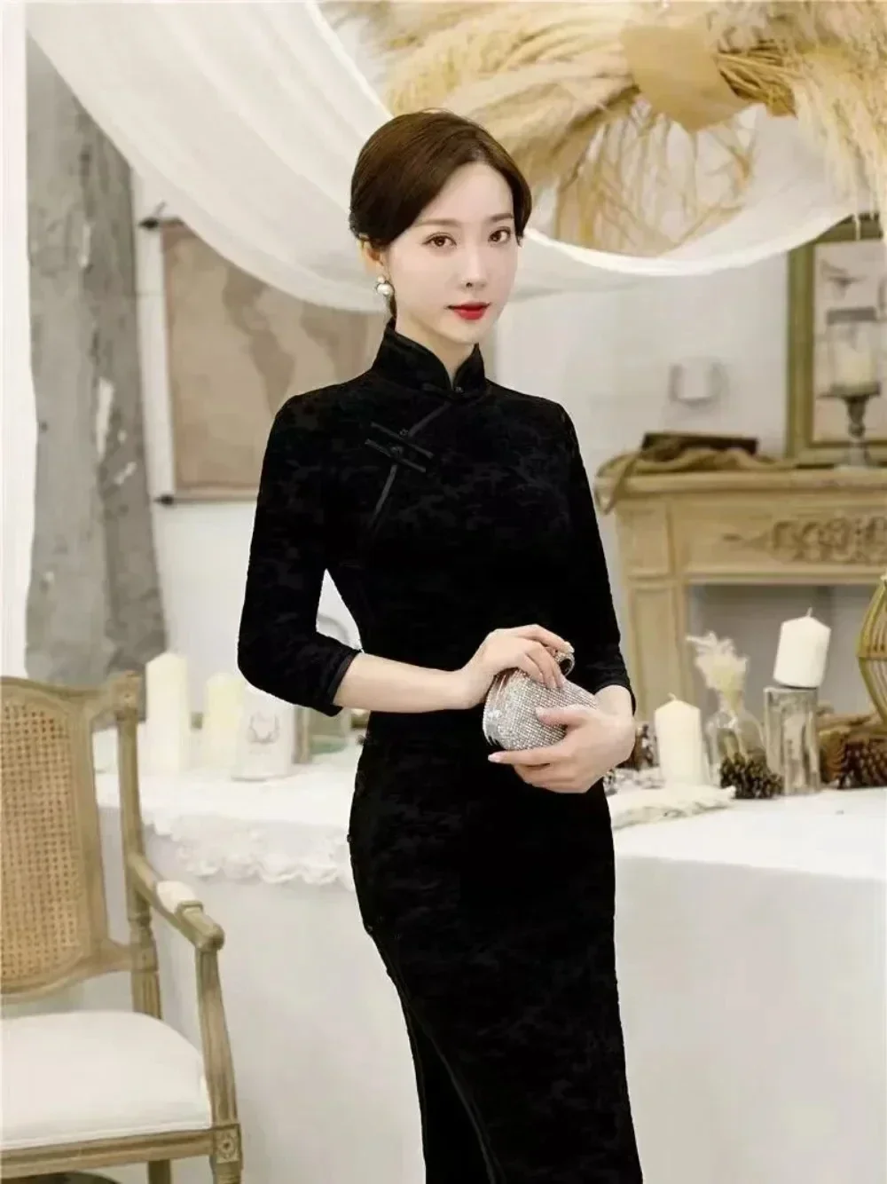 Short Sleeve Lady Vintage Qipao Velvet Autumn Cheongsam New Chinese Style Women Clothing Black Long Cheongsam China Dress
Short Sleeve Lady Vintage Qipao Velvet Autumn Cheongsam New Chinese Style Women Clothing Black Long Cheongsam China Dress
