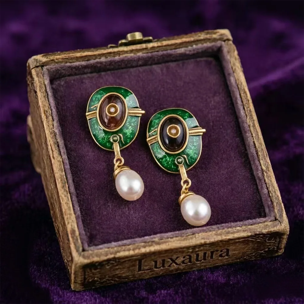 Vintage jewelry fashion classic green enamel natural pearl earring design paired with bohemian style female earrings
Vintage jewelry fashion classic green enamel natural pearl earring design paired with bohemian style female earrings