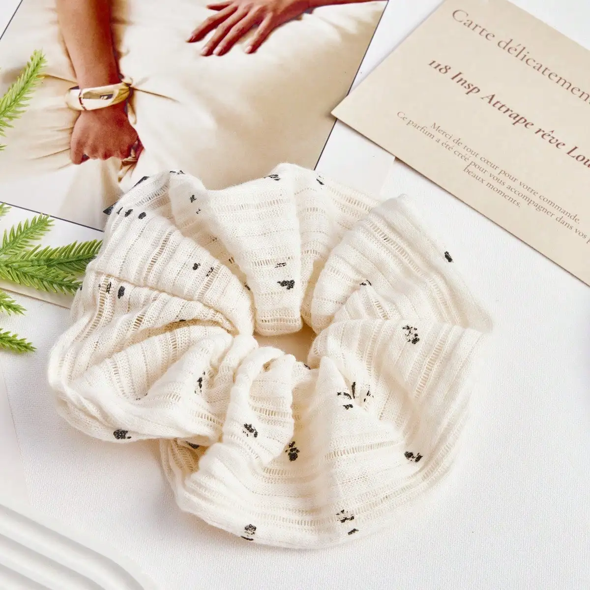 Korean-Style Versatile Fabric Floral Embroidered Scrunchie, High-End Autumn And Winter Elegant Hair Accessory For Buns
Korean-Style Versatile Fabric Floral Embroidered Scrunchie, High-End Autumn And Winter Elegant Hair Accessory For Buns