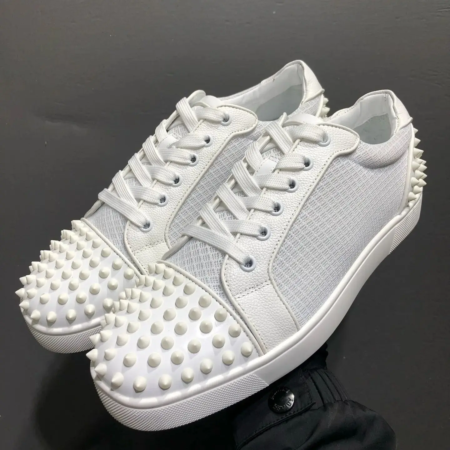 Роскошный бренд с низким верхом и заклепками, повседневная обувь на каблуке, обувь на плоской подошве со шнуровкой, кроссовки из белой сетчатой кожи с красной подошвой для мужчин
Роскошный бренд с низким верхом и заклепками, повседневная обувь на каблуке, обувь на плоской подошве со шнуровкой, кроссовки из белой сетчатой кожи с красной подошвой для мужчин