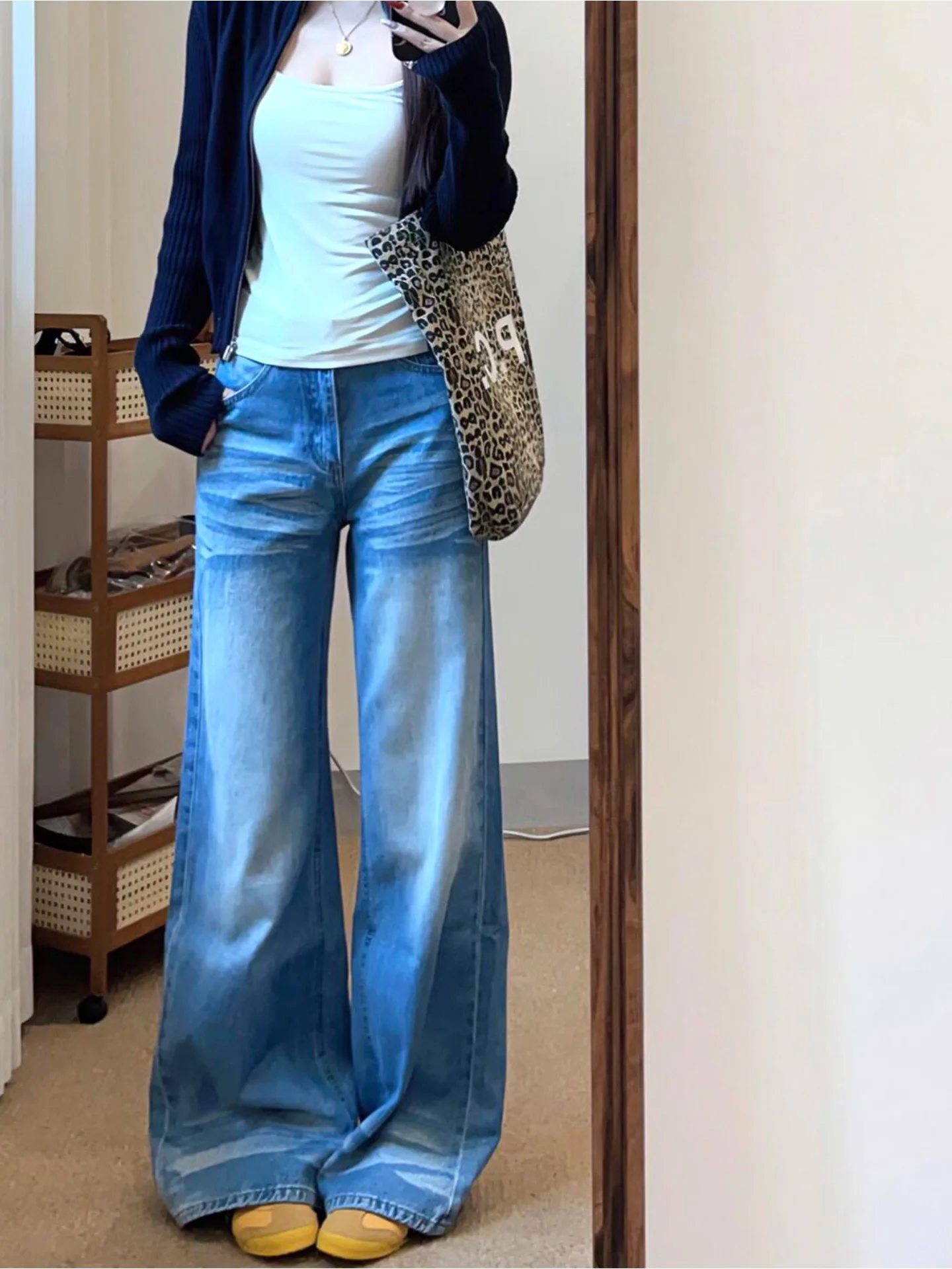 High Waist Wide Leg Blue Jeans Women's Retro American Style Summer New Slim Fit Washed Narrow Version High Waist Floor Length...
High Waist Wide Leg Blue Jeans Women's Retro American Style Summer New Slim Fit Washed Narrow Version High Waist Floor Length...
