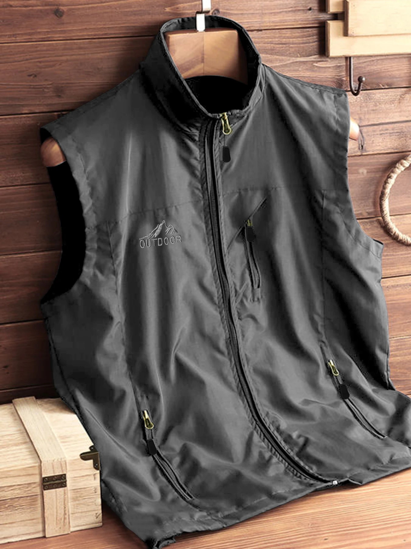 Polyester fiber sleeveless casual and capable men's vest fashionable workwear suitable for outdoor wear in spring and summer
Polyester fiber sleeveless casual and capable men's vest fashionable workwear suitable for outdoor wear in spring and summer