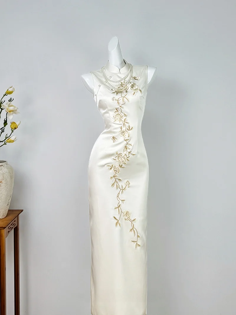 Elegant Embroidered Early Spring New Chinese Style White Young Waist-Cinched Retro National Trend Long Qipao Dress
Elegant Embroidered Early Spring New Chinese Style White Young Waist-Cinched Retro National Trend Long Qipao Dress