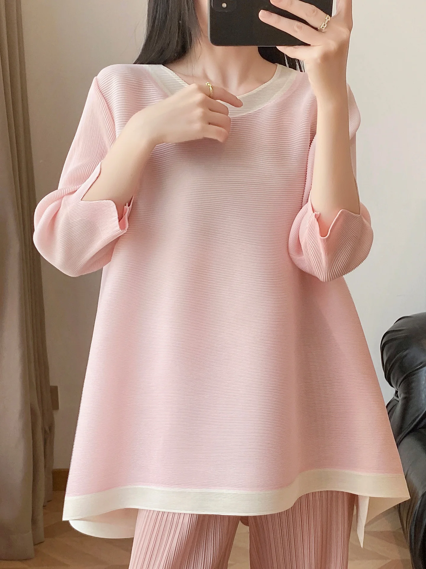 Chic Loose Fit round Neck T-Shirt Three Quarter Sleeve Pleated Versatile Slimming Top for Women Elegant Style Spring Season
Chic Loose Fit round Neck T-Shirt Three Quarter Sleeve Pleated Versatile Slimming Top for Women Elegant Style Spring Season