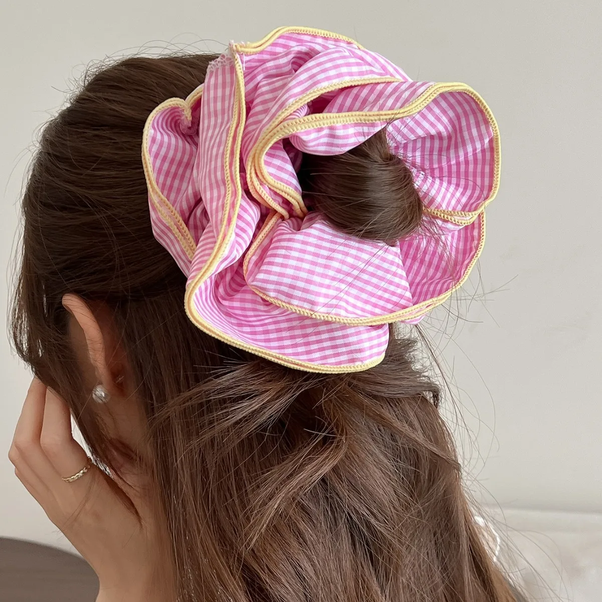 Женская большая резинка для волос, четырехслойная клетчатая повязка на голову, заколка для хвоста, резинка для волос, повязка для волос, резинка-резинка, женские аксессуары для волос.
Женская большая резинка для волос, четырехслойная клетчатая повязка на голову, заколка для хвоста, резинка для волос, повязка для волос, резинка-резинка, женские аксессуары для волос.