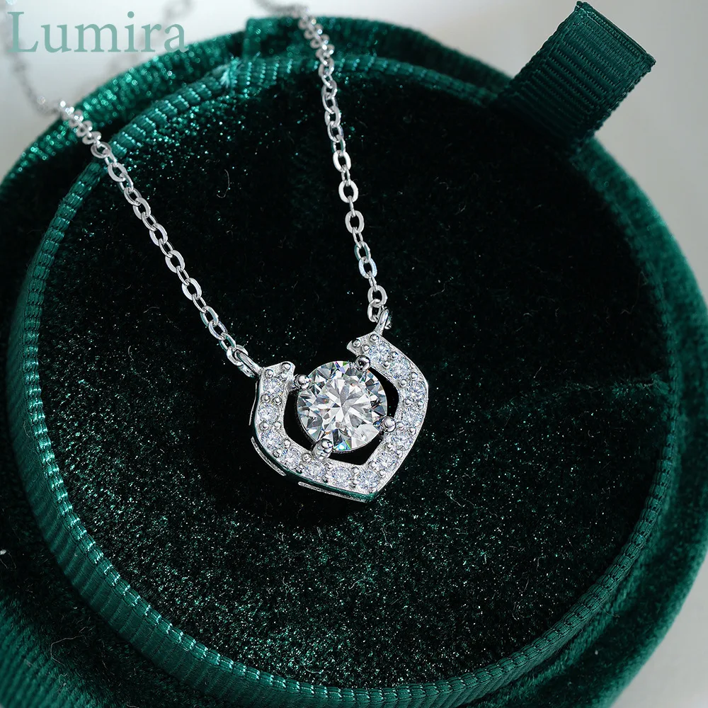 Lumira Women's Classic Geometric Heart Platinum PT950 Pendant Jewelry 1 Carat Moissanite Sweet Necklace Pendant Party Charm Gift
Lumira Women's Classic Geometric Heart Platinum PT950 Pendant Jewelry 1 Carat Moissanite Sweet Necklace Pendant Party Charm Gift