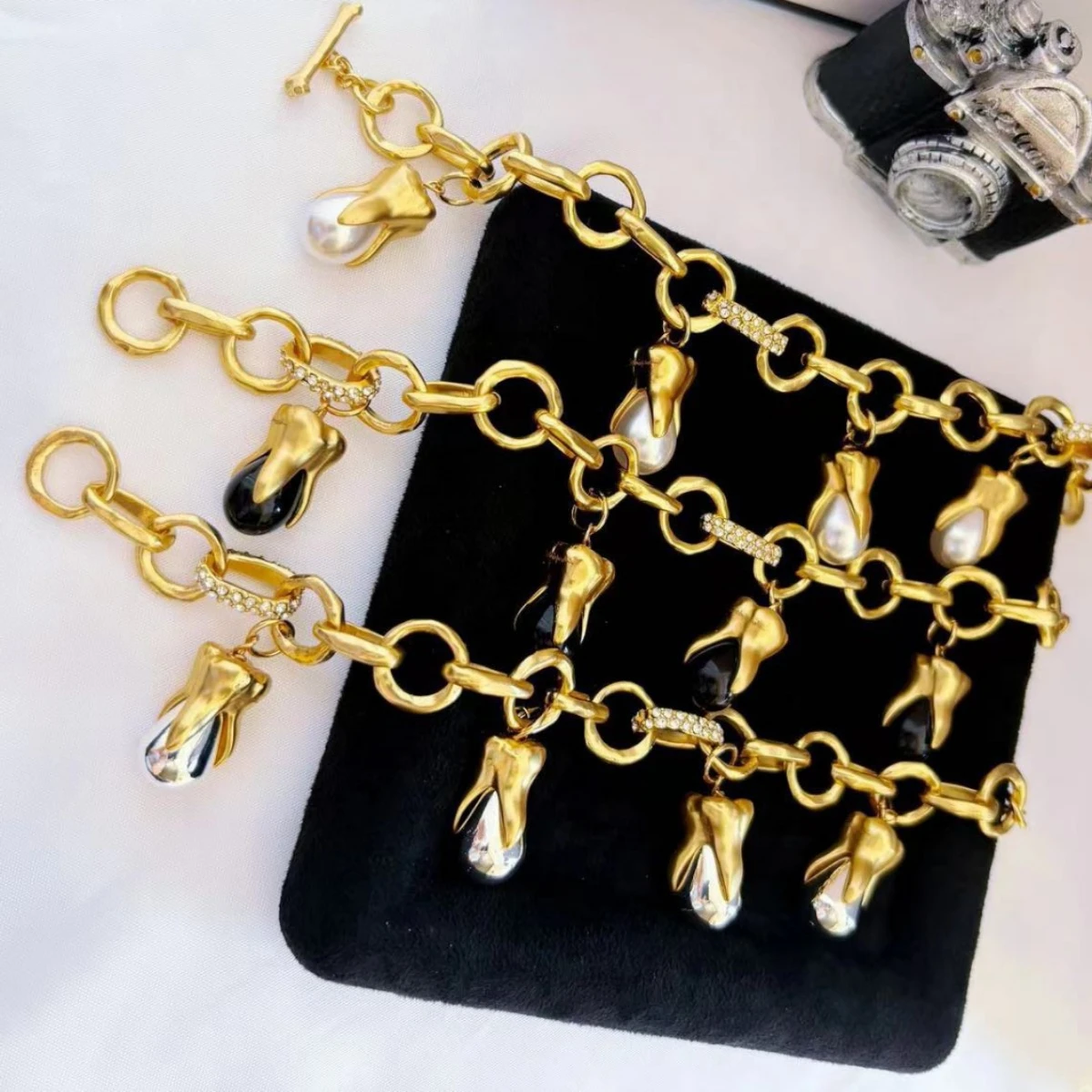Fashion Europe Brass Gold Plated Tooth Bracelet Women Charm Luxury Jewelry Trend
Fashion Europe Brass Gold Plated Tooth Bracelet Women Charm Luxury Jewelry Trend