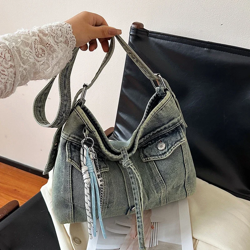 Large Capacity Casual Canvas Messenger Bag Women Moto Style Denim Jacket Bag Designer Handbag Retro Shoulder Bag Lady
Large Capacity Casual Canvas Messenger Bag Women Moto Style Denim Jacket Bag Designer Handbag Retro Shoulder Bag Lady