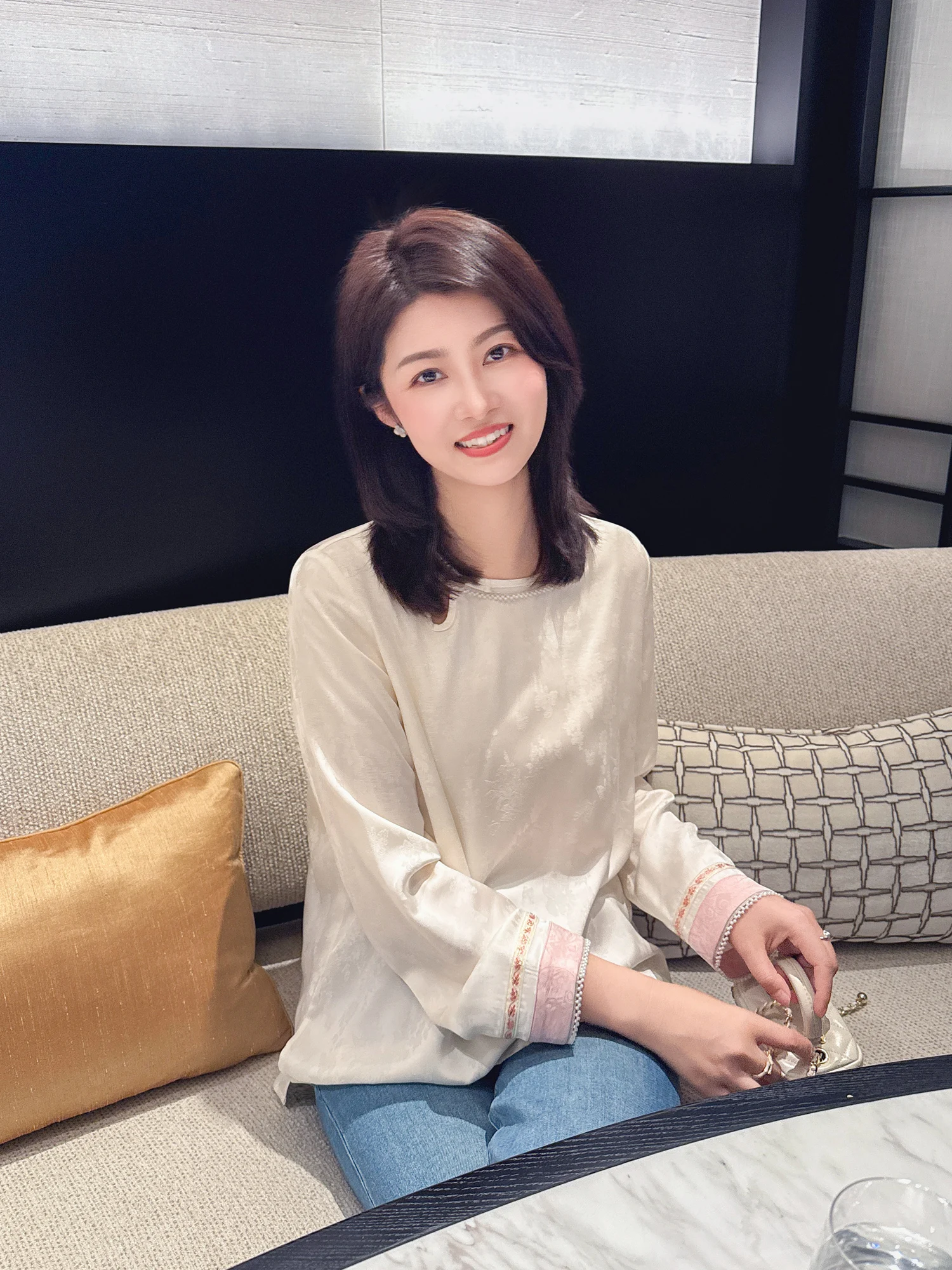 Zillal Chinese Sle Long Sve irt Women's Loose Fit Satin Fabric Floral Embroidery Cuff Color Blo Design Breathable Top
Zillal Chinese Sle Long Sve irt Women's Loose Fit Satin Fabric Floral Embroidery Cuff Color Blo Design Breathable Top