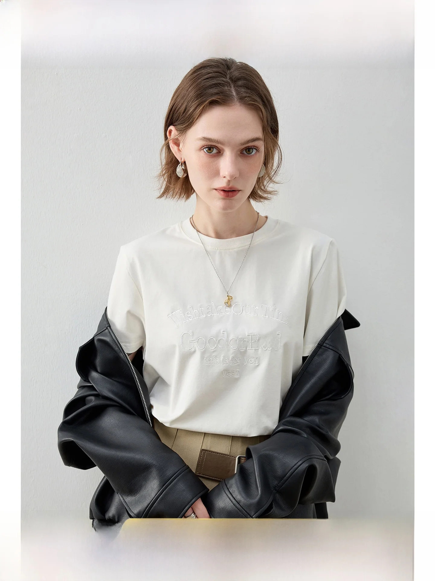 Large Size Women's Short Sleeve T-Shirt Embroidered Letter Spring New Style White Casual Versatile Base Layer Top
Large Size Women's Short Sleeve T-Shirt Embroidered Letter Spring New Style White Casual Versatile Base Layer Top