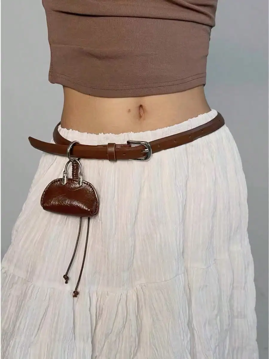 A New Style Ladies' Belt Set Featuring The Millennium Cool Girl - A Leather Bag With A Belt That Has A Cute And Edgy Shell-Shaped Design.This Is A Unique And Stylish Accessory That Can Be Easily Paired With Various Outfits.It Is Perfect For Daily Commutin
A New Style Ladies' Belt Set Featuring The Millennium Cool Girl - A Leather Bag With A Belt That Has A Cute And Edgy Shell-Shaped Design.This Is A Unique And Stylish Accessory That Can Be Easily Paired With Various Outfits.It Is Perfect For Daily Commutin