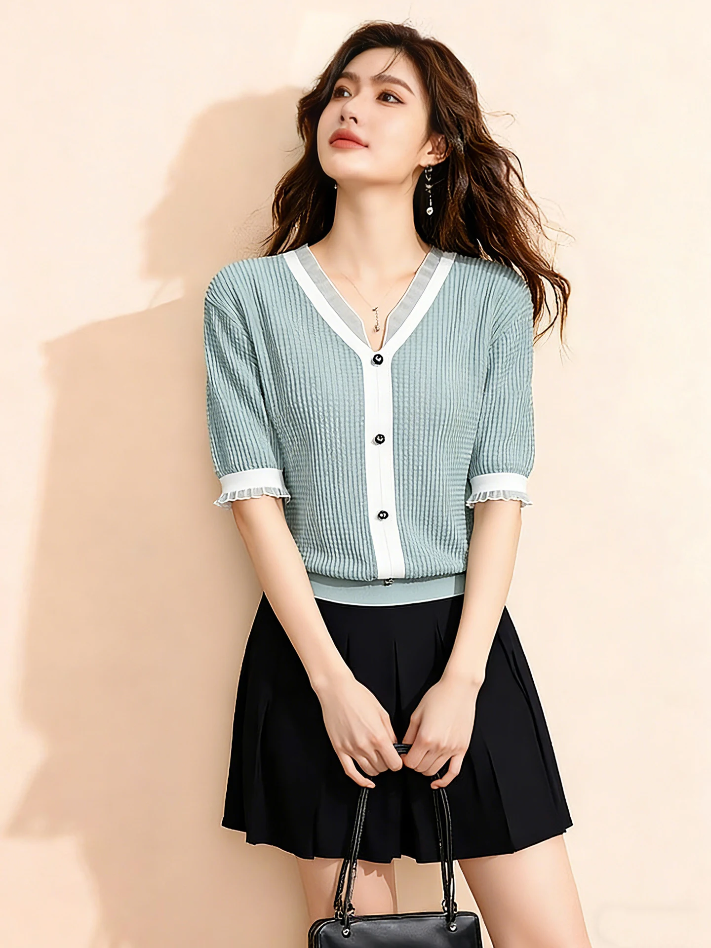 Fashionable V-Neck Knitwear Short Sleeve Color Block Elegant Top Trendy Spring Summer Korean Style Loose Fit Ladies' Knitwear
Fashionable V-Neck Knitwear Short Sleeve Color Block Elegant Top Trendy Spring Summer Korean Style Loose Fit Ladies' Knitwear
