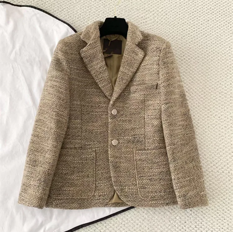 Женская одежда в европейском стиле по индивидуальному заказу, зима 2026, новый стиль, твидовое пальто с длинными рукавами и цветочными пуговицами, комплект пальто и жилета
Женская одежда в европейском стиле по индивидуальному заказу, зима 2026, новый стиль, твидовое пальто с длинными рукавами и цветочными пуговицами, комплект пальто и жилета
