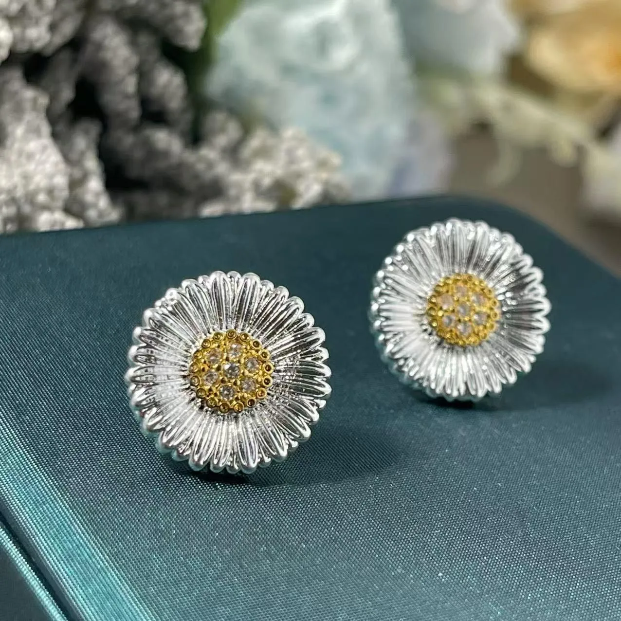 Los nuevos aretes de margarita fresca con diseño abierto se pueden ajustar para joyería de mujer con personalidad de moda
Los nuevos aretes de margarita fresca con diseño abierto se pueden ajustar para joyería de mujer con personalidad de moda