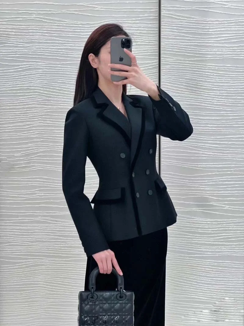 British style women's suit is fashionable, exquisite, slim and elegant, with a double breasted jacket and a handsome suit
British style women's suit is fashionable, exquisite, slim and elegant, with a double breasted jacket and a handsome suit
