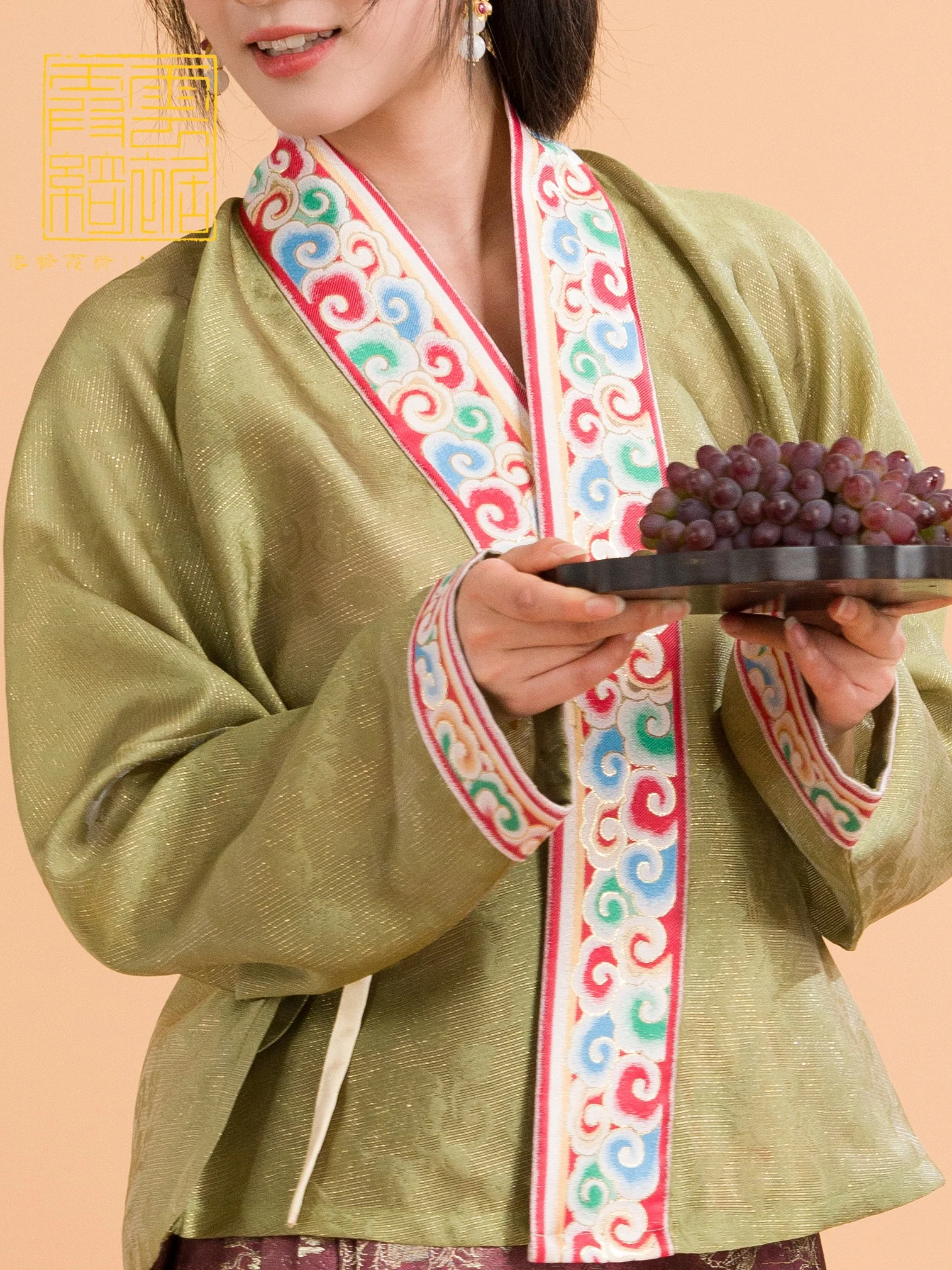 Женская модная одежда в стиле Ханьфу с инициалами Мин, вдохновленная антикварной живописью, свободного кроя, из тонкого полиэфирного волокна, весенняя коллекция.
Женская модная одежда в стиле Ханьфу с инициалами Мин, вдохновленная антикварной живописью, свободного кроя, из тонкого полиэфирного волокна, весенняя коллекция.