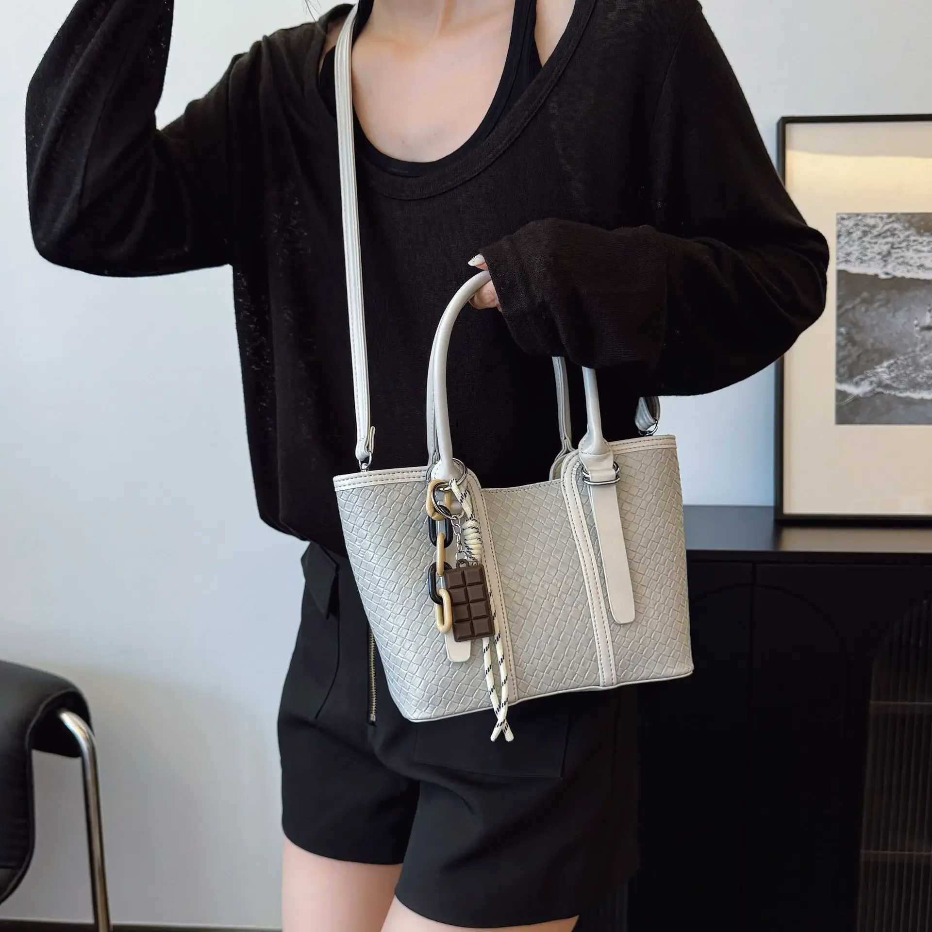 Korean Chic Handheld Bucket Bag 2025 New - Women's Minimalist Single Shoulder Bag with High-End Elegance
Korean Chic Handheld Bucket Bag 2025 New - Women's Minimalist Single Shoulder Bag with High-End Elegance