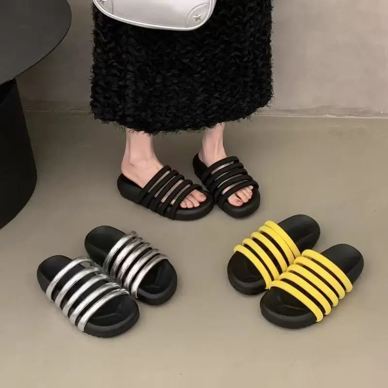 Fashionable, versatile, retro and casual flip-flops with unique design, eye-catching thick sole, perfect for beach wear.
Fashionable, versatile, retro and casual flip-flops with unique design, eye-catching thick sole, perfect for beach wear.