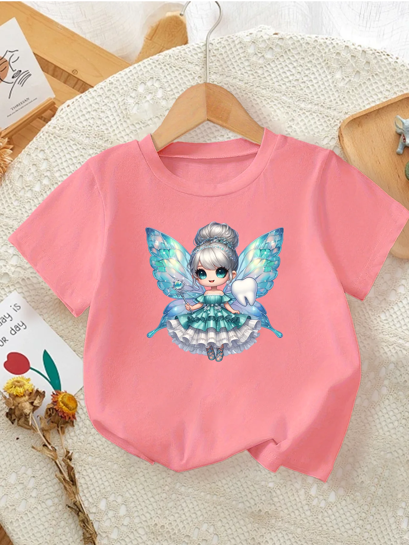 Новая летняя детская футболка с короткими рукавами и милым принтом феи-бабочки и розовым повседневным стилем.
Новая летняя детская футболка с короткими рукавами и милым принтом феи-бабочки и розовым повседневным стилем.