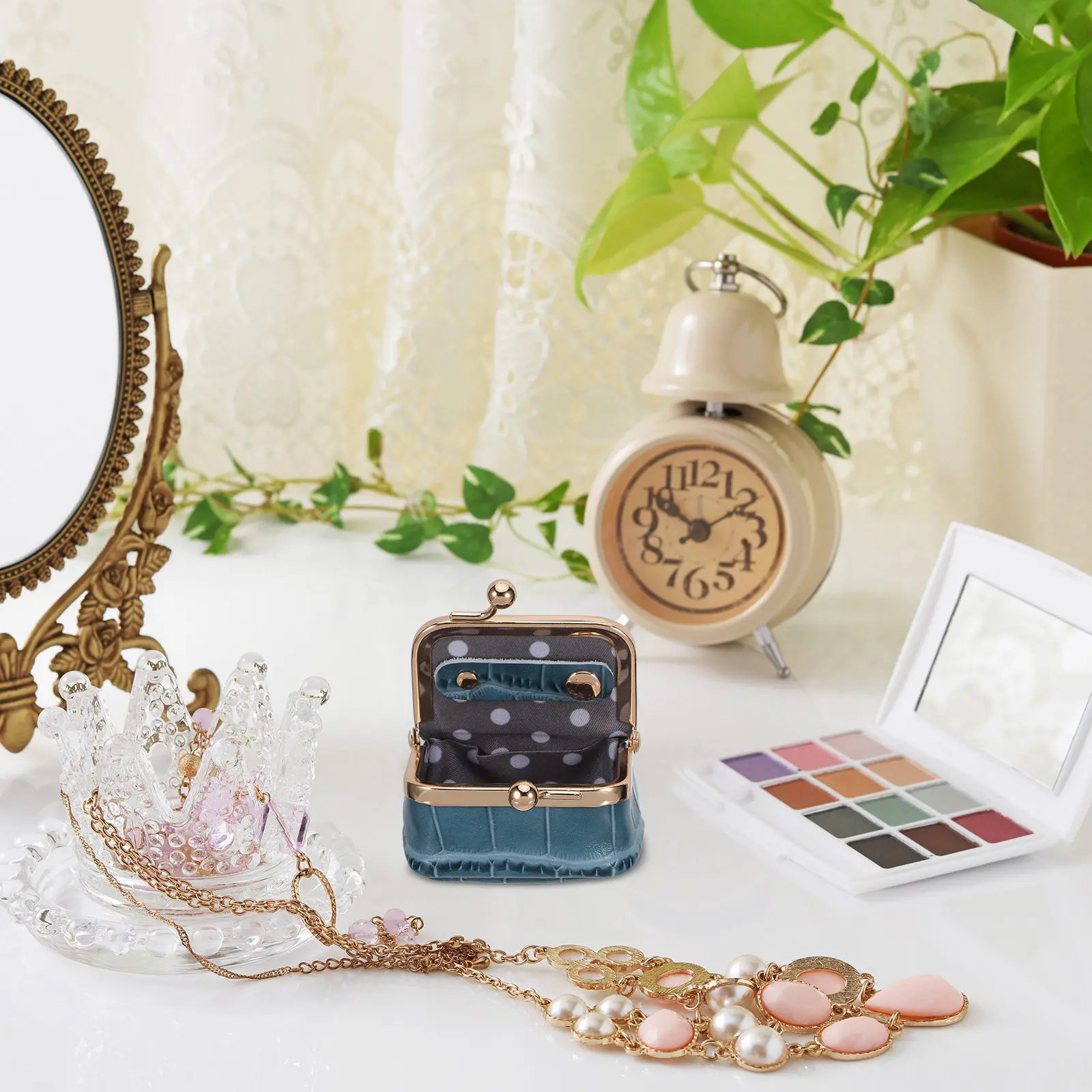 Mini Jewelry Box Black Vintage Travel Organizer Kiss Lock Compact Ring Earrings Necklaces Bracelets Portable Jewelry
Mini Jewelry Box Black Vintage Travel Organizer Kiss Lock Compact Ring Earrings Necklaces Bracelets Portable Jewelry