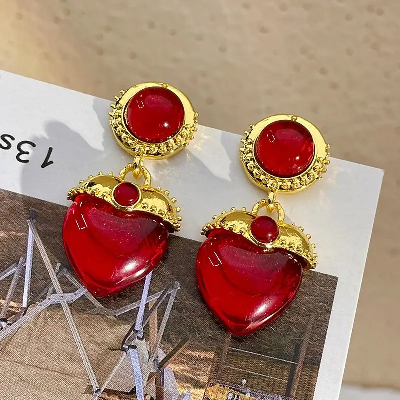 European and American retro red love earrings niche design sense light luxury stud earrings
European and American retro red love earrings niche design sense light luxury stud earrings