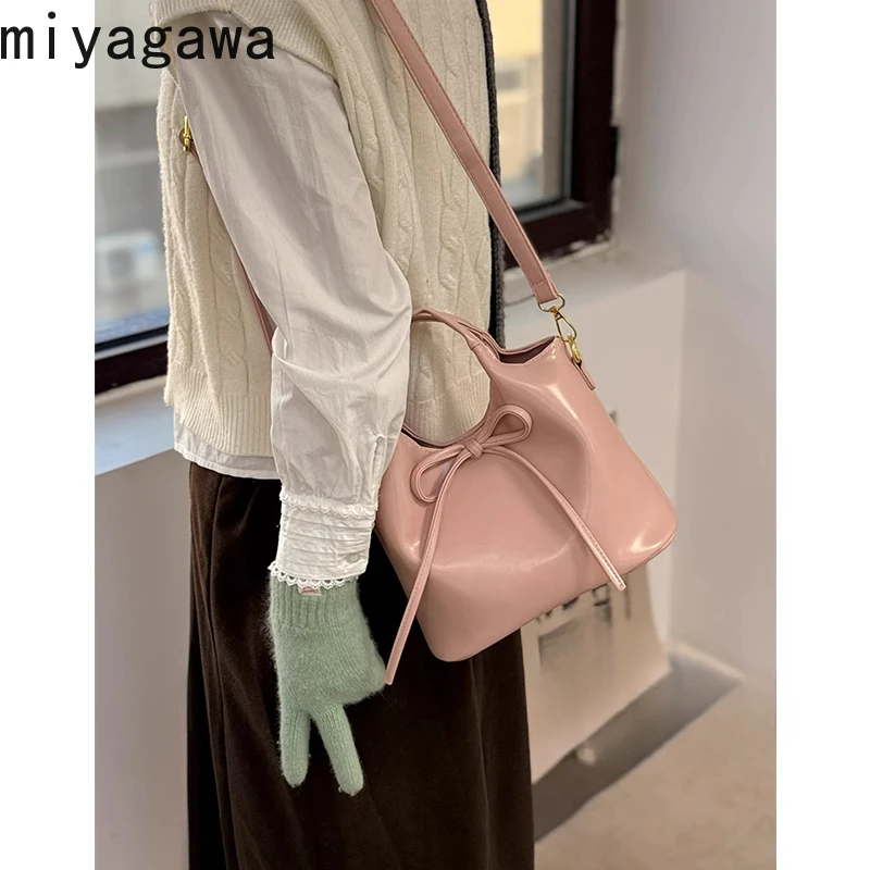Miyagawa Korean Retro Red Bow Handbag for Women New Single Shoulder Crossbody Versatile Bucket Bags
Miyagawa Korean Retro Red Bow Handbag for Women New Single Shoulder Crossbody Versatile Bucket Bags