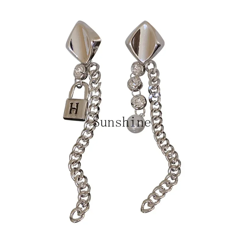 Pearl tassel small lock earrings, European and American fashion cold style niche earrings
Pearl tassel small lock earrings, European and American fashion cold style niche earrings