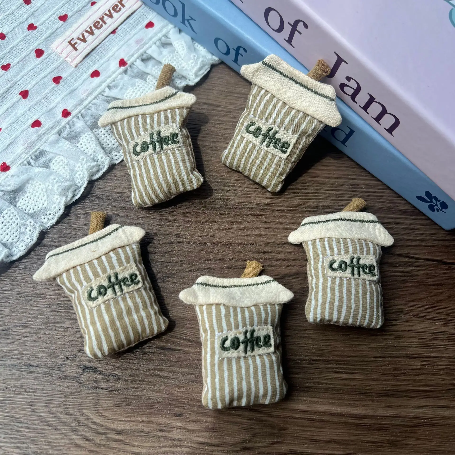 Soft Stuffed Fabric Coffee Cup Brooch Pin Korean Cartoon for Kids Hat Bag Scarf Decoration Versatile High Quality Cute
Soft Stuffed Fabric Coffee Cup Brooch Pin Korean Cartoon for Kids Hat Bag Scarf Decoration Versatile High Quality Cute