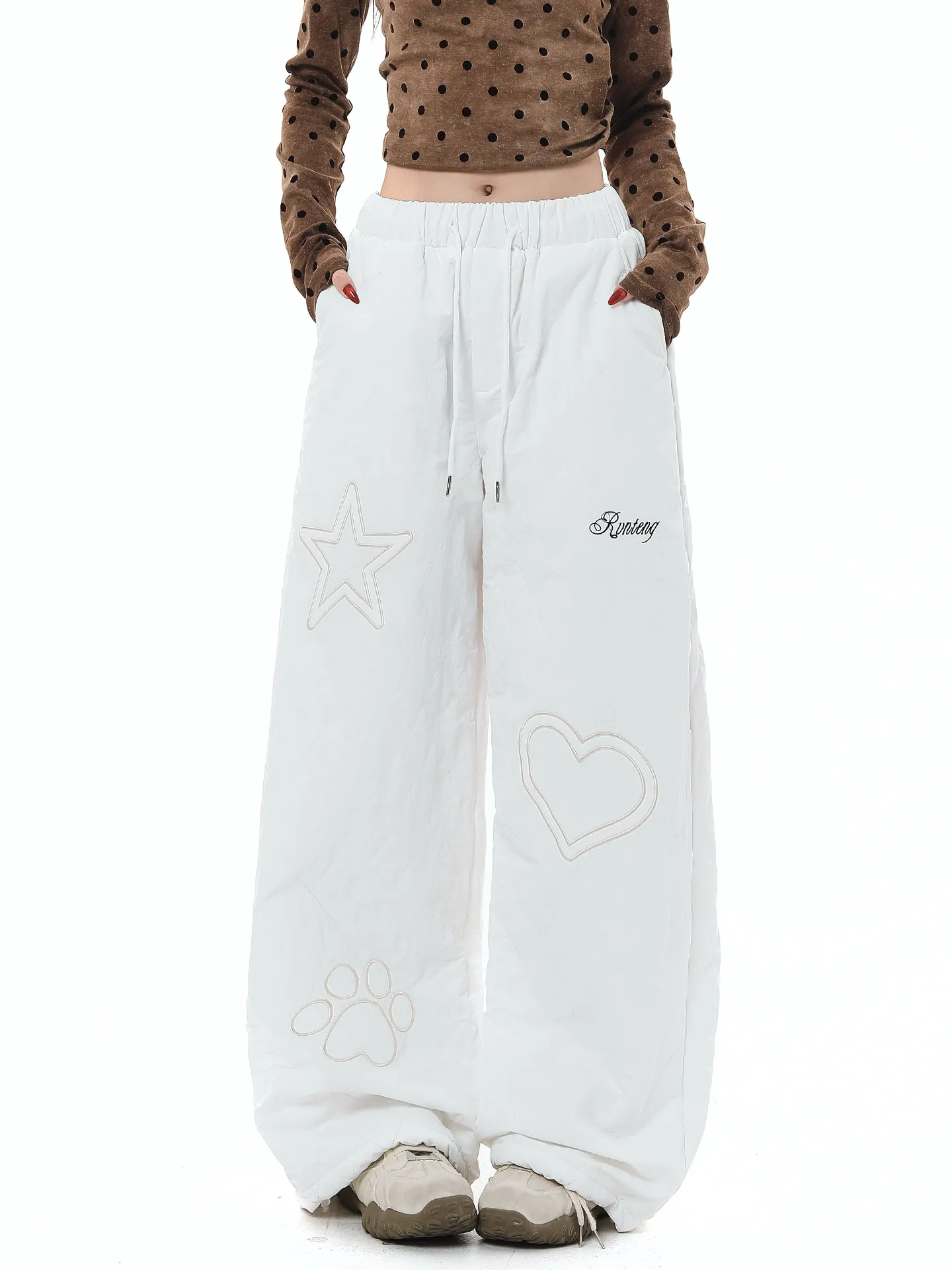 Корейские широкие брюки с вышивкой в виде звезд и сердец, женские зимние свободные универсальные брюки на флисовой подкладке, теплые хлопковые повседневные брюки
Корейские широкие брюки с вышивкой в виде звезд и сердец, женские зимние свободные универсальные брюки на флисовой подкладке, теплые хлопковые повседневные брюки