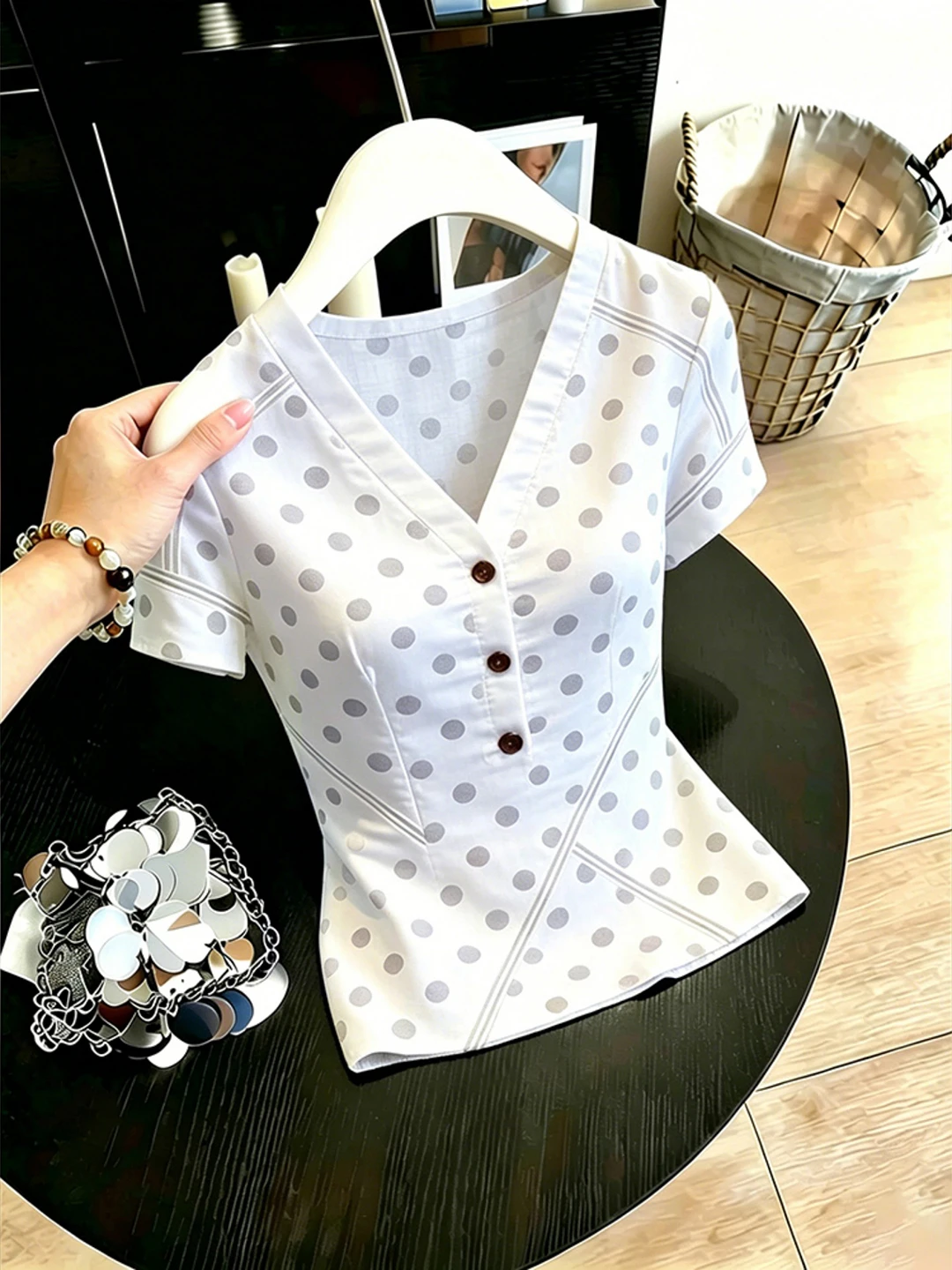 Slimming Polka Dot V-Neck Short Sleeve Women's Top Fashionable Versatile French Style Midi Shirt Design Summer New Arrival
Slimming Polka Dot V-Neck Short Sleeve Women's Top Fashionable Versatile French Style Midi Shirt Design Summer New Arrival