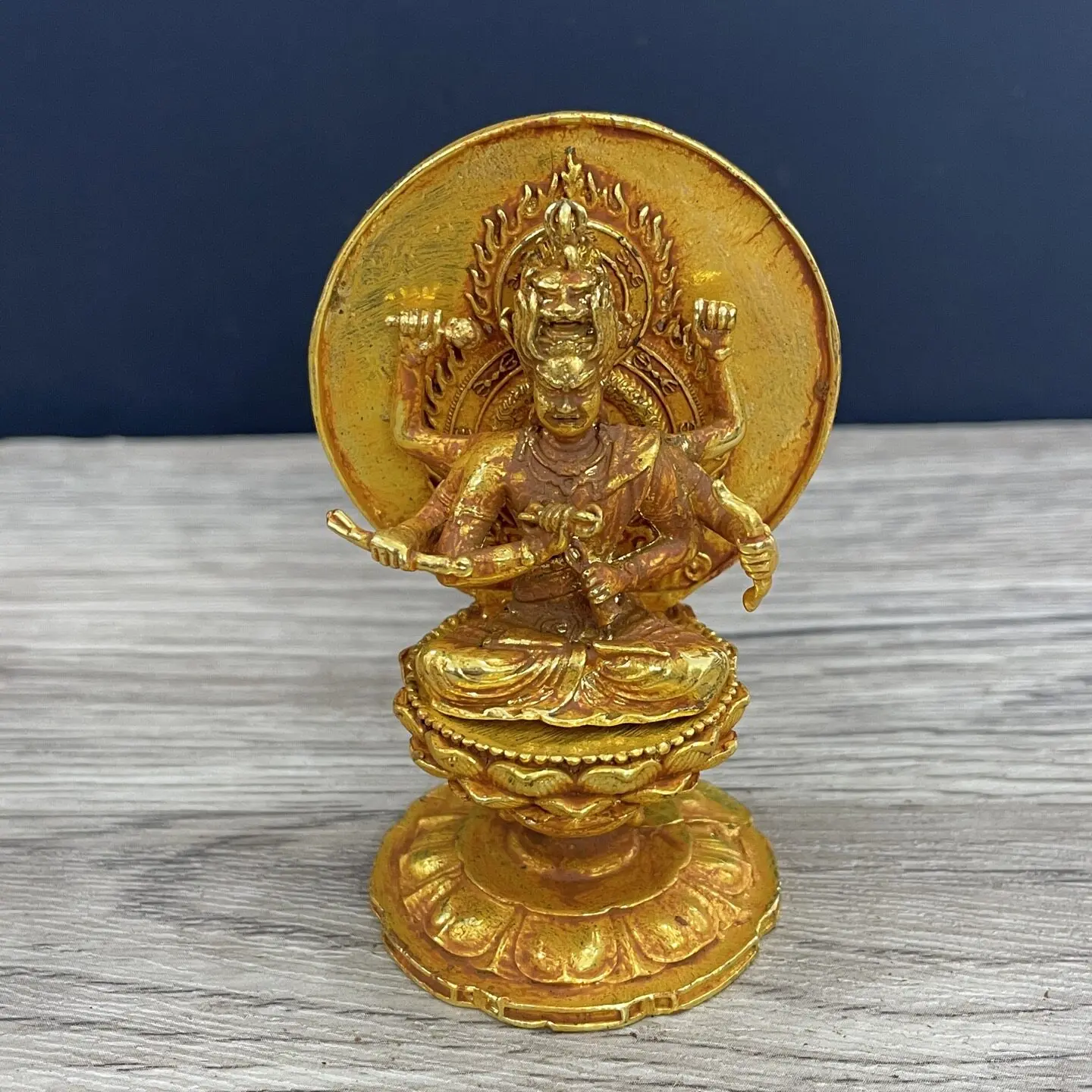 Antique Gilded Vintage Ragaraja Ming Wang Lotus Terrace Six Arm Ornament Tibetan style Home Buddha Worship Decoration
Antique Gilded Vintage Ragaraja Ming Wang Lotus Terrace Six Arm Ornament Tibetan style Home Buddha Worship Decoration