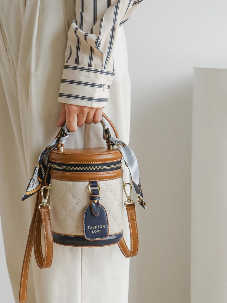 Retro Embroidered Line Bucket Bag Large Capacity Single Shoulder Crossbody Bag for Women Soft PU Leather Casual Handbag
Retro Embroidered Line Bucket Bag Large Capacity Single Shoulder Crossbody Bag for Women Soft PU Leather Casual Handbag