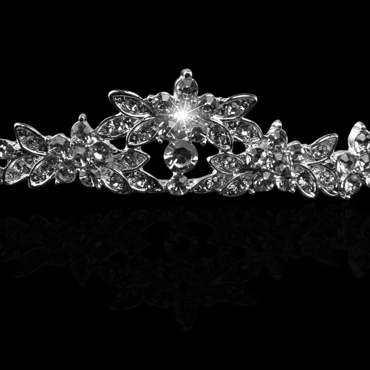 Silver Alloy Bridal Crown Hairband Rhinestone Wedding Engagement Party Headpiece Bride Hair Clip 21Cm Size Shiny Elegance
Silver Alloy Bridal Crown Hairband Rhinestone Wedding Engagement Party Headpiece Bride Hair Clip 21Cm Size Shiny Elegance