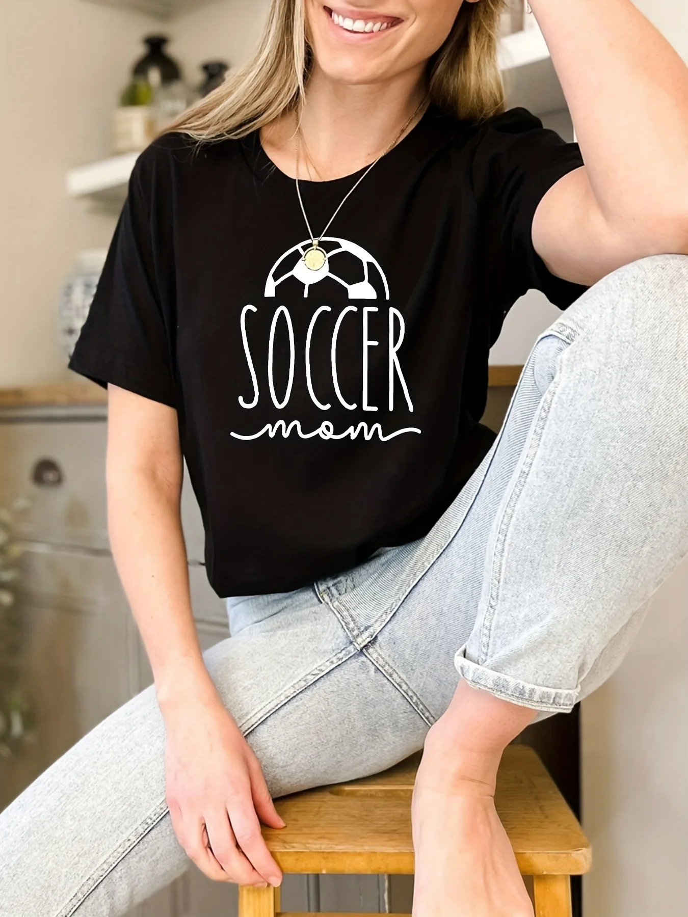 Soccer Graphic Short Sleeve T-shirt, Round Neck Casual Sports Tee, Women's Activewear
Soccer Graphic Short Sleeve T-shirt, Round Neck Casual Sports Tee, Women's Activewear